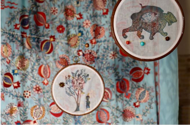 هنرمند چینی، کو چانگ، در اثر خود &laquo;زادگاه خوشبختی&raquo; به چگونگی یافتن رضایت پرداخت که شامل یک گوبلن، مدال&zwnj;های دوخته&zwnj;شده و ویدیوهایی در بینال بخارا بود. هنرمندان ازبکی، بخروز احمداف و جاسوربک جوانخانزاروف با او همکاری کردند. این اثر یکی از بسیاری از آثار نمایشگاه بود که از سنت ازبکی الهام گرفته بود. (الکساندر تامپسون/یورایشینت)